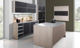 Waardevol eikenhout en echt leer toegepast in een comfortabele eilandkeuken: runderleer als keukenfront. Een spannend onderwerp. Gedurfd toepasbaar in de woonkamer en keuken. Zo kan leer zinvol ingezet worden - voor een moderne, waardevolle en tijdloze woonstijl. Dit alles met hoge kwaliteitsnormen (zoals bij autozetels) op het gebied van slijtage, vlekken, en verkleuring door licht. Zuordnung: Stil Moderne keukens, Planungsart Binneninrichting van de keuken