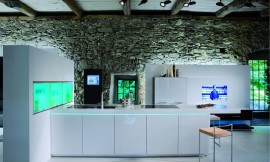 Deze strakke design keuken benadrukt met een horizontale verlichtingsstreep het geruime aanrechtblad van deze futuristische keuken. Greeploze fronten. Zuordnung: Stil Luxe keukens, Planungsart Open keuken (woonkeuken)