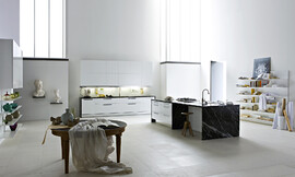 Witte eilandkeuken met edel aanrechtblad van marmer. Open en reductionistisch keukenconcept. Bovenkast met rechthoekige greeploze fronten. Zuordnung: Stil Design-keukens, Planungsart keukenblok
