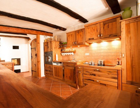Landelijke keuken van oud hout