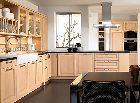 Landelijke keuken van licht hout