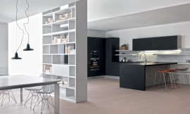 Deze U-vormige keuken is het resultaat van weloverwogen designwerk. Het werkgedeelte is voorzien van een zithoek. De keuken loopt symbiotisch over in het woongedeelte. Zeer sierlijke barkrukken en een eettafel in de eetkamer maken deze reductionistische woonkeuken af. Zuordnung: Stil Design-keukens, Planungsart Open keuken (woonkeuken)