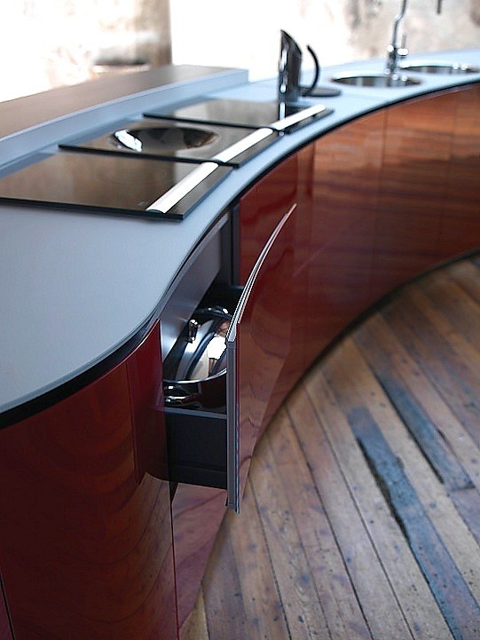 Detail: design keuken alessi volo in hoogglans rood