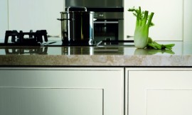 Detailfoto van de gelakte fronten. Verticale strepen zijn zichtbaar. Ook het unieke karakter van het stenen aanrechtblad komt tot zijn recht. Zuordnung: Stil Design-keukens, Planungsart Open keuken (woonkeuken)