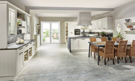 Deze open keuken in landhuisstijl is royaal gepland met liefdevolle details en is van open kasten voorzien. Zuordnung: Stil Landelijke keukens, Planungsart L-vormige keuken