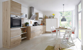 Vriendelijke familiekeuken: deze keuken laat de ruimte in lichte hout-optiek schitteren. Talrijke details zoals regaal-elementen en glasinzetten zorgen voor een moderne look. Zuordnung: Stil Moderne keukens, Planungsart Keuken met keukeneiland