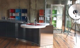 Vrijstaand, afgerond keukenblok met extra brede wangen en een niervormige, witte tafel. Design. Zuordnung: Stil Luxe keukens, Planungsart Detail keukenontwerp