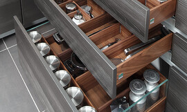 Binnenwerk van lade met glas- en houtelementen. Extreem flexibele indeling en gemakkelijk te reinigen. Zuordnung: Stil Moderne keukens, Planungsart Detail keukenontwerp