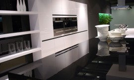 Hier ziet u de unieke combinatie van hoogglans wit en zwart. De kastdeuren hebben greeplijsten. Zuordnung: Stil Design-keukens, Planungsart keukenblok