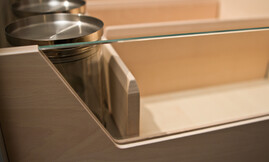 Binnenwerk van licht kristal beuken met glaselementen aan de zijkanten en variabele indeling. Zuordnung: Stil Luxe keukens, Planungsart Keuken met keukeneiland