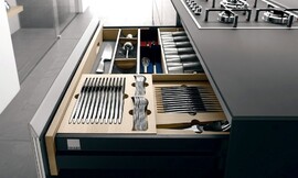 Extra dun aanrechtblad en elegante indeling van de besteklade. Stevige greeplijst. Zuordnung: Stil Moderne keukens, Planungsart Open keuken (woonkeuken)