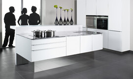 Minimalistische perfectie en gesatineerde glasoppervlakken. Dit is ware elegantie. Door de spiegelende sokkel lijkt het kookeiland in de ruimte te zweven. Zuordnung: Stil Moderne keukens, Planungsart Keuken met keukeneiland
