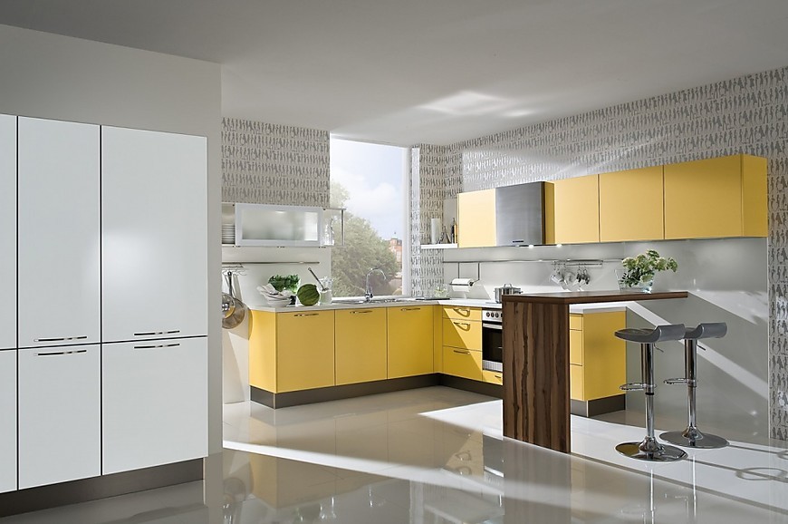 Lichte L-vormige keuken met mango gele fronten en witte accenten