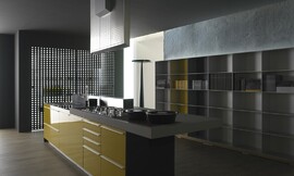 Design eilandkeuken met verlengd aanrechtblad als bar. Open kast en design afzuigkap. Fronten grijsbeige met brede horizontale grepen. Met design afzuigkap en open kastenwand. Zuordnung: Stil Luxe keukens, Planungsart Open keuken (woonkeuken)