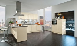 Moderne keuken met crèmekleurige kader fronten en zitgelegenheid aan bar (links). De lichte kleur van de keuken contrasteert hier mooi met de donkere houten vloer. Zuordnung: Stil Moderne keukens, Planungsart Keuken met zitgelegenheid