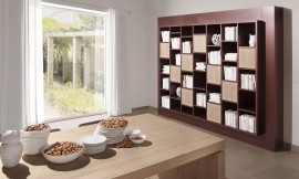 Houten eettafel met passende kast in robijnrood met vakken (country eiken). Zuordnung: Stil Klassieke keukens, Planungsart Detail keukenontwerp