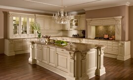 Het kasteel Versailles is wereldberoemd voor zijn proporties, compositie en harmonie - aspecten, die deze royale keuken tot in de puntjes hebben geïnspireerd. Schouwen, vele ornamenten en gouden grepen maken deze keuken tot een koninklijke ervaring. Zuordnung: Stil Landelijke keukens, Planungsart L-vormige keuken