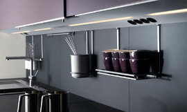Hangend opbergsysteem met verlichte bovenlijst. Zuordnung: Stil Design-keukens, Planungsart Keuken met zitgelegenheid