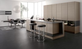 Bij de FRAME-H kadreert een fijn roestvrij stalen metaalprofiel de vullingen van gefineerd echt hout. Hier uitgevoerd in eiken. Zuordnung: Stil Design-keukens, Planungsart Open keuken (woonkeuken)