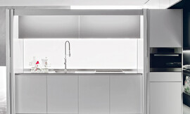 De glazen achterwand met led-verlichting maakt deze keuken tot eyecatcher. Zuordnung: Stil Design-keukens, Planungsart Keuken met keukeneiland