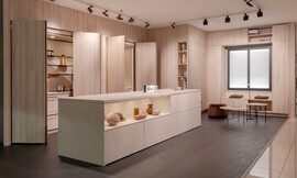 Een moderne designkeuken met indrukwekkende stijl. Het lichtgekleurde houtdecor en het slimme kastontwerp maken deze keuken met eiland perfect voor elke ruimte. Ballerina, bekend om kwaliteit en individualiteit, biedt maatwerkopties om uw droomkeuken te realiseren. Zuordnung: Stil Design-keukens, Planungsart Keuken met keukeneiland