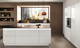 De Ballerina BlackLine keuken combineert puristisch ontwerp met hoogwaardige uitrusting. Deze luxe, greeploze keuken straalt dankzij de matte en hoogglans, lichte fronten. Met een stijlvol eiland en keukenblok is dit een designparel. Zuordnung: Stil Design-keukens, Planungsart Keuken met keukeneiland