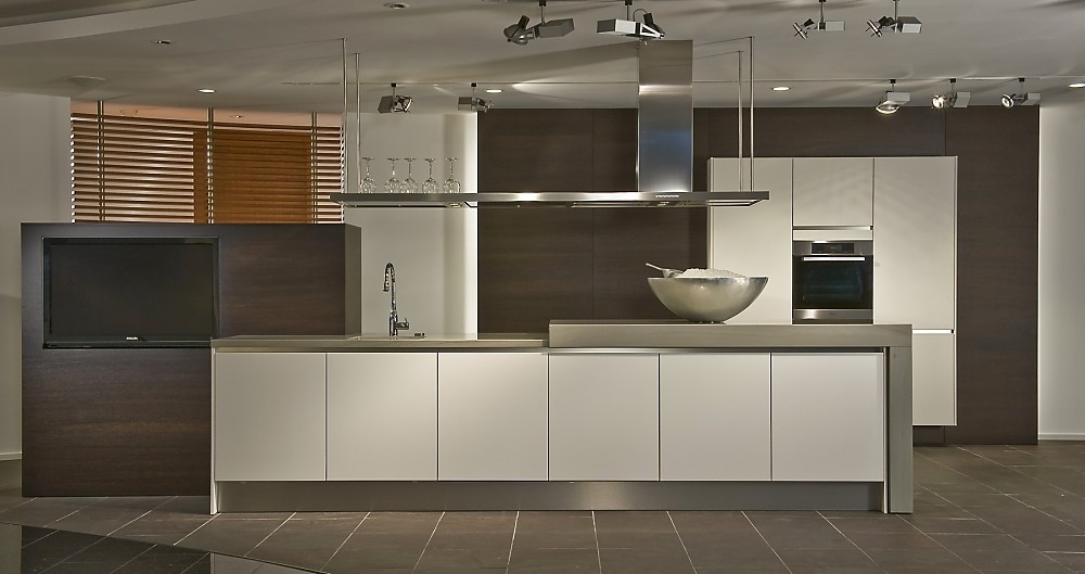 Moderne zwart witte keuken in l vorm
