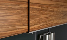 Kastsysteem met zwevende schuifdeuren van fineer. De tekening van het hout is zeer bijzonder te noemen. Zuordnung: Stil Design-keukens, Planungsart Detail keukenontwerp