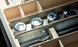 Detailfoto van het erg hoogwaardige binnenwerk van deze keukenlade. Zuordnung: Stil Design-keukens, Planungsart Keuken met zitgelegenheid