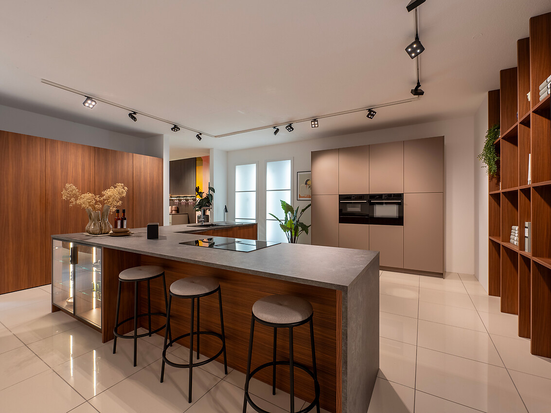 Deze designkeuken met donker houten en glazen fronten straalt moderne elegantie uit en biedt hoogwaardige uitrusting. Zuordnung: Stil Design-keukens, Planungsart Keuken met keukeneiland
