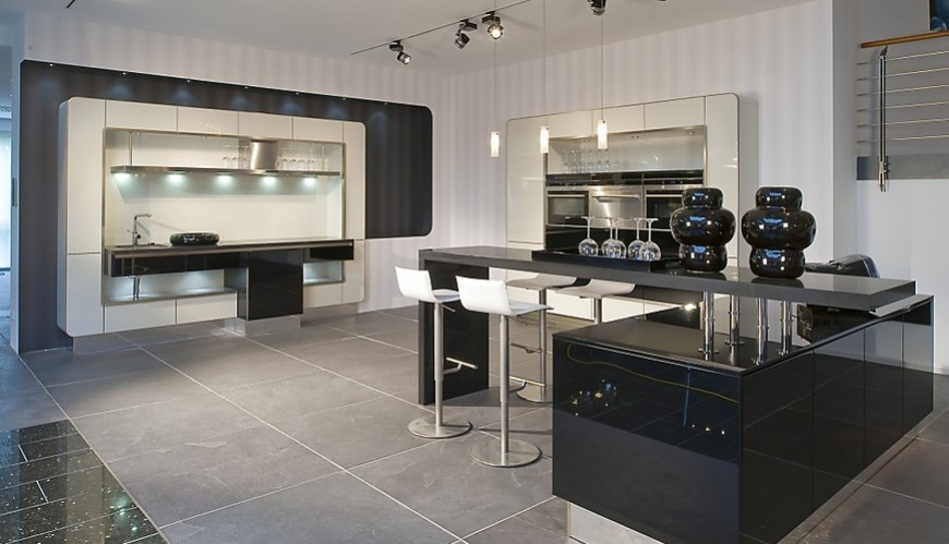 Moderne zwart-witte keuken in L-vorm