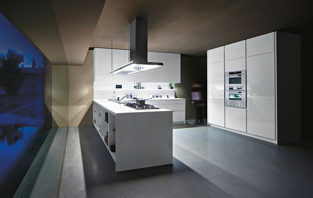 U vormige keuken wit gecombineerd met donker hout