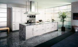 Tijdloos elegant en behaaglijk is deze moderne landelijke keuken met pijnboom fineer. Een bijzonder effect ontstaat omdat het materiaal van het aanrechtblad en de vloer hetzelfde is. De zeer klassieke witte hoogkast heeft kader fronten. Zuordnung: Stil Landelijke keukens, Planungsart Open keuken (woonkeuken)