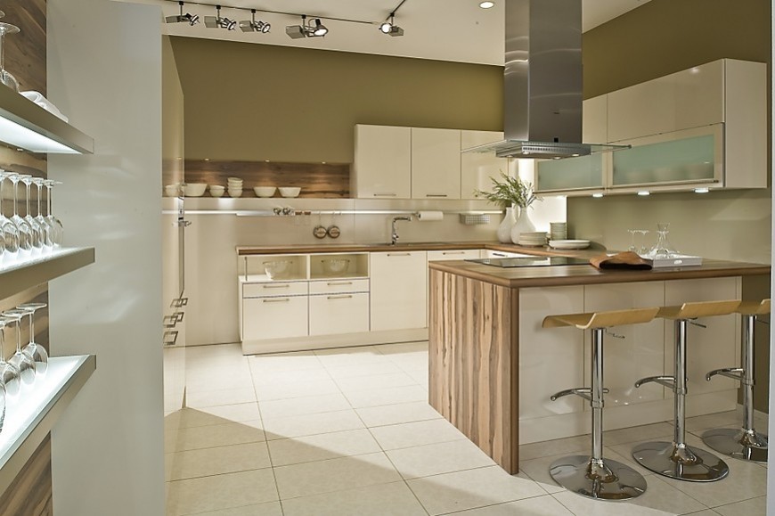 U-vormige keuken wit met houten aanrechtbladen