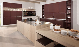 Het eikenhout vindt in het parelmoer haar optimale weerspiegeling. Moderne behaaglijkheid en perfecte elegantie - daarvoor staan de fijne kaderfronten en het elegant gesatineerde glasoppervlak van de Pleneo Vitrine. Perfect is de multifunctionele Liftdesk "ergomax". Bij het samen koken de praktische vergroting van het werkvlak. Of: bij het samen zitten op aangename eettafelhoogte. Zuordnung: Stil Moderne keukens, Planungsart Open keuken (woonkeuken)