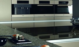 Apparaathoogkast met gember metallic fronten. Design keuken met aanrechtbladen van glas en mozaïek. Koel design met spiegelende hoogglans elementen. Zuordnung: Stil Design-keukens, Planungsart Detail keukenontwerp