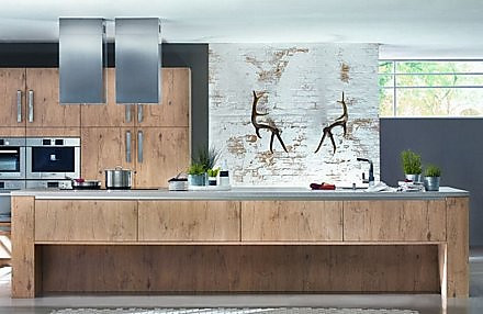 Houten keuken met kunststof fronten