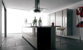 Keukeneiland met design afzuigkap en bar met krukken aan de achterkant. Creme hoogglans fronten, met greeplijst. Afgemaakt met een set zwevende hoogkasten tegen de wand. Zuordnung: Stil Design-keukens, Planungsart Keuken met zitgelegenheid