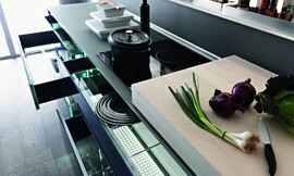 Verschuifbare snijplank, keukenlades met blauw glazen bodem. Zuordnung: Stil Luxe keukens, Planungsart Keuken met keukeneiland
