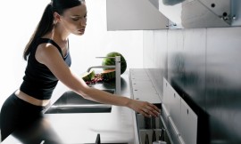 Hier ziet u hoe het functiekanaal in de praktijk werkt. Deze nis is niet alleen om keukengereedschappen op te bergen maar bevat ook geïntegreerde gereedschappen. Zuordnung: Stil Design-keukens, Planungsart Open keuken (woonkeuken)