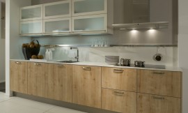 Moderne houten keuken met lichte eiken fronten gecombineerd met dunne witte aanrechtbladen en hangkasten. De deurtjes van de hangkasten zijn voorzien van matglas. Zuordnung: Stil Moderne keukens, Planungsart U-vormige keuken