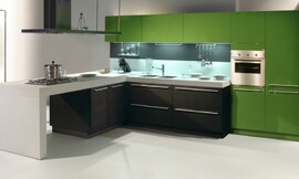 L-keuken met donker eikenhout en appelgroene hoogglans lak. Een dik, lichtgrijs werkblad verbindt de onderdelen van de keuken, en loopt over in een sideboard. Zitgelegenheid aan het fornuis-gedeelte door bar. Zuordnung: Stil Moderne keukens, Planungsart L-vormige keuken