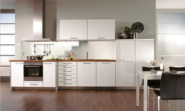 Klassieke functionele keuken voor het kleine huishouden. Zuordnung: Stil Klassieke keukens, Planungsart Keuken met keukeneiland