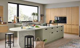 Deze keuken combineert een echt eikenfineer en eenkleurig frontdecor voor een helder, modern design. De strategische lay-out met eiland, bar en zitgelegenheid maakt het ideaal voor zowel koken als gezellig samenzijn. Zuordnung: Stil Design-keukens, Planungsart Keuken met keukeneiland