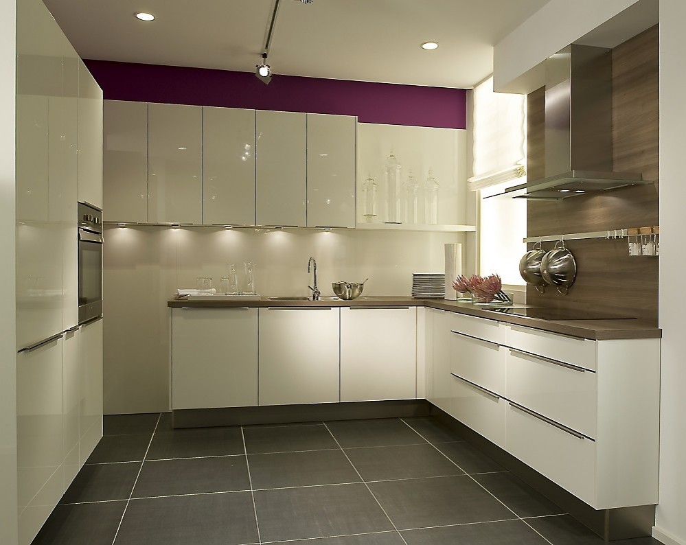 Moderne u vormige keuken wit