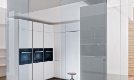 Dit keukenconcept valt op door modern design. Glazen wanden worden gebruikt om de woonruimte in verschillende bereiken te verdelen, zonder aan openheid te verliezen. Zuordnung: Stil Design-keukens, Planungsart Keuken met zitgelegenheid