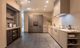 Een designkeuken met een unieke kleurcombinatie. Deze dubbele keukenblokken bieden hoogwaardige afwerking en voldoende opbergruimte. Ballerina staat bekend om robuuste kwaliteit en maatwerk. Zuordnung: Stil Design-keukens, Planungsart Keuken met zitgelegenheid