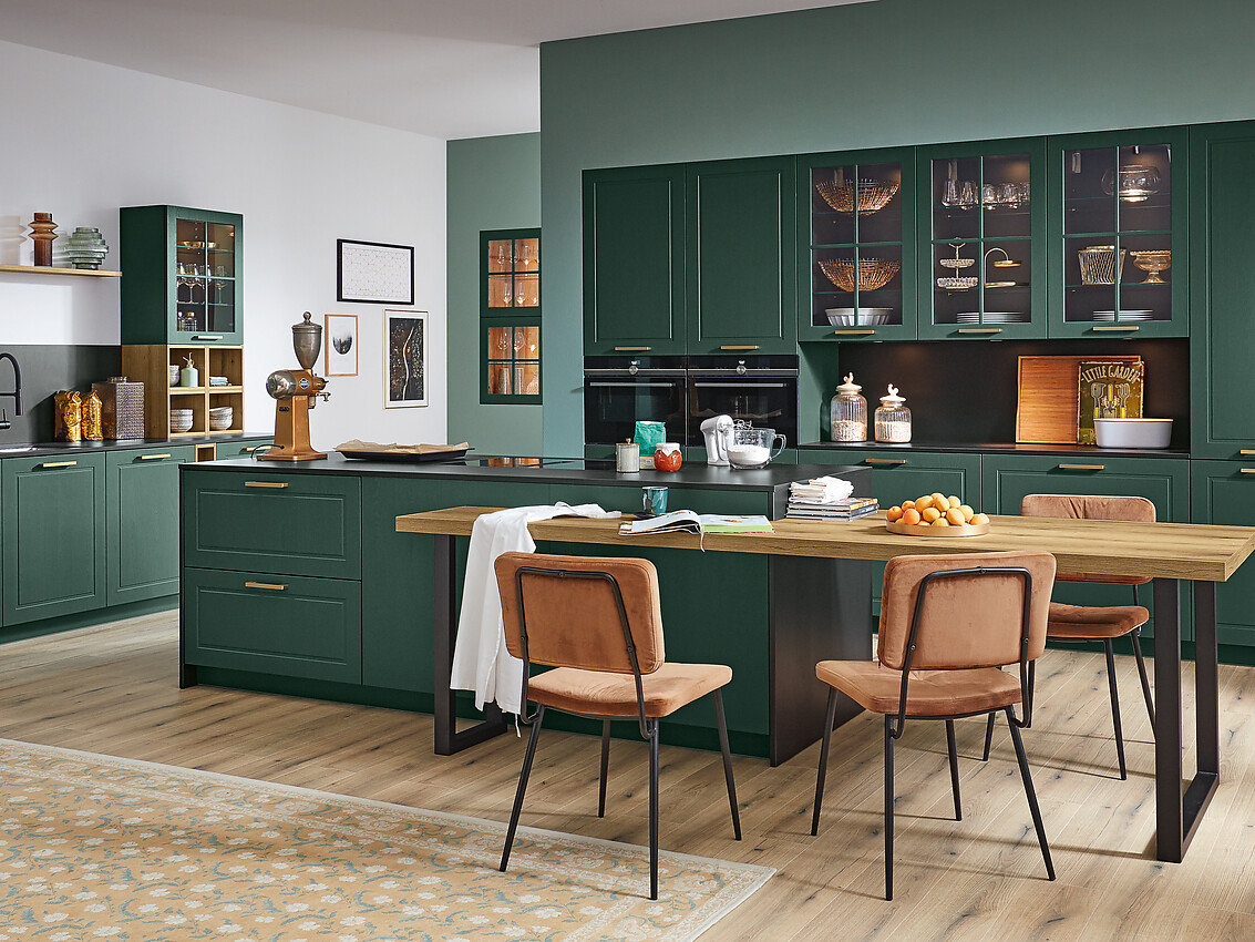 Deze hoogwaardige keuken biedt een uniek, mat frontdecor in een stijlvolle donkere kleur. Het praktische keukeneiland, met comfortabele zitgelegenheid, maakt elke maaltijd een gezellige ervaring. Zuordnung: Stil Design-keukens, Planungsart Keuken met zitgelegenheid