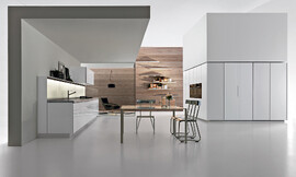 Stijlvolle keukenwand (links) in wit hoogglans en kastenmuur. Zuordnung: Stil Design-keukens, Planungsart keukenblok