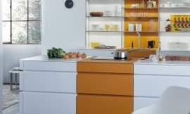 Hier ziet u wat voor een effect bereikt kan worden door kleurcontrasten te introduceren in verder identieke keukenmeubels. De trendy kleur &quot;curcuma&quot; is nu weer verkrijgbaar, net als de actuele retrokleuren &quot;saffraan&quot; en &quot;petrol&quot;. Zuordnung: Stil Design-keukens, Planungsart Detail keukenontwerp